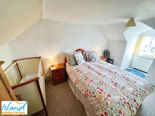 文特诺St Catherines View的一间卧室配有一张带花卉床罩的床