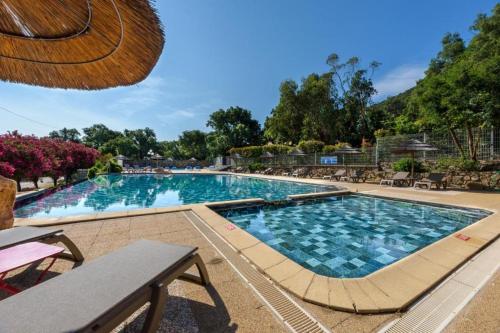 维琪奥港Vacances en Chalet ou Mobil-home chez Camp'in Pirellu的度假村内的大型蓝色海水游泳池