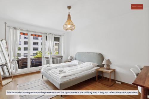 苏黎世15-Min to Zurich Center: Cozy Apartment的白色的卧室设有床和窗户