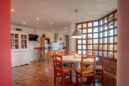 LusaCasa La Serena的厨房以及带桌椅的用餐室。