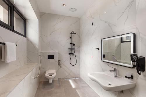 沃迪切SeeSea Hotel的白色的浴室设有水槽和卫生间。