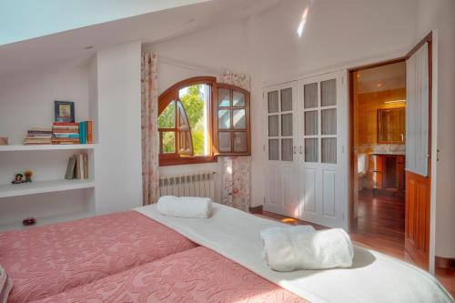 LusaCasa La Serena的一间卧室设有一张大床和一个窗户。