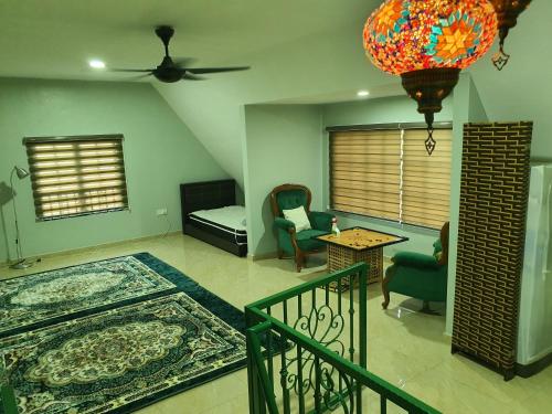 Kampong MesjidTeratak D Tuntung的客厅配有床和吊扇