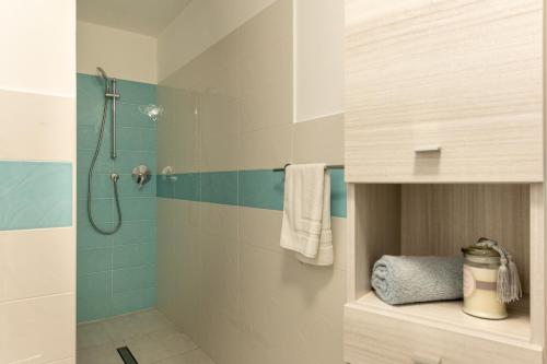 福洛尼卡CAMPI ALTI AL MARE APARTMENTS的带淋浴的浴室和玻璃门
