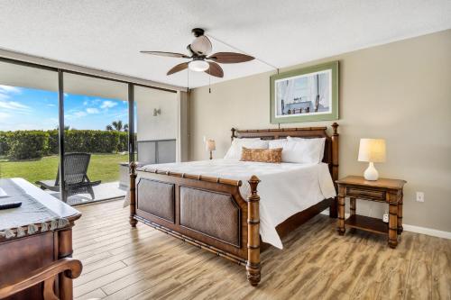 卡纳维拉尔角Cape Winds Resort的一间卧室配有一张床和吊扇