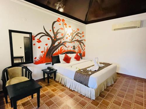 戈卡尔纳The Four Season Beach Resort - Best Selling Property in Gokarna的卧室配有一张挂在墙上的树壁床。