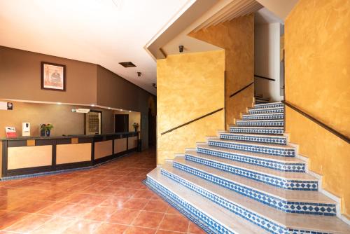 乌季达乌季达宜必思酒店的医院里带楼梯的大厅,有柜台