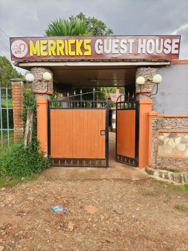 LiteinMerricks Guest House的一家商店,在Ariors旅馆前有橙色门