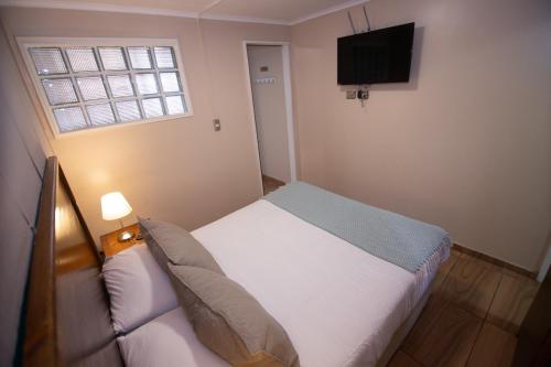 维纳德马Hostal Terraza Recreo的一间小卧室,配有一张床和电视