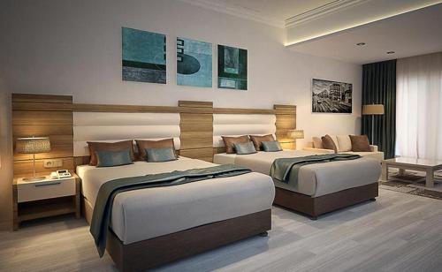 伊斯坦布尔LİMAN OTEL的酒店客房,设有两张床和一张沙发