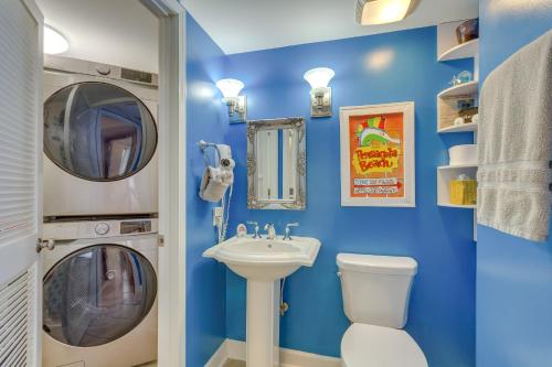 彭萨科拉海滩Pensacola Beach Condo with Patio and Access to Beach!的蓝色的浴室设有洗衣机和水槽