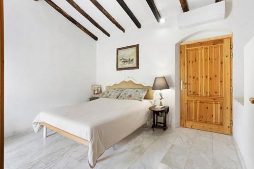 LuniVillino Marco的一间卧室配有一张床和一扇木门