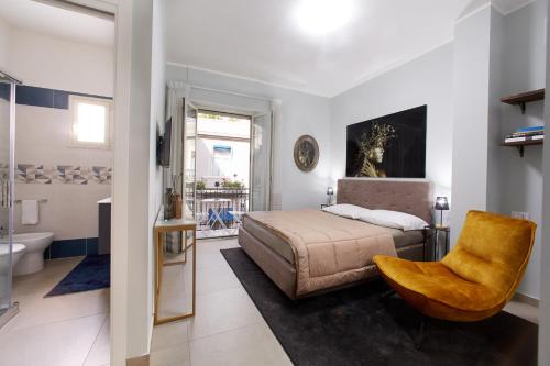 雷焦卡拉布里亚Showroom Luxury B&B的一间卧室设有一张床和一间浴室。