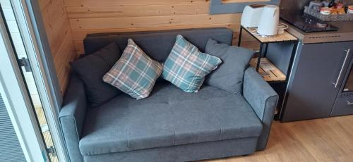 威廉堡Neptune's Rest的一张蓝色的沙发,上面有两个枕头