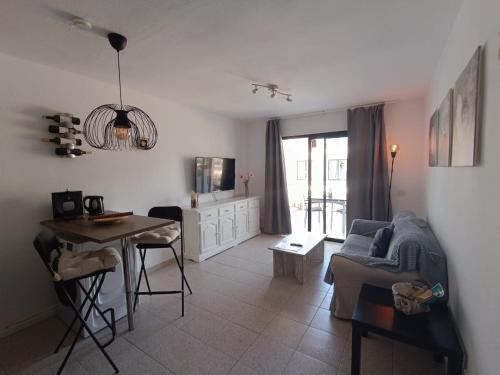 科斯塔德安提瓜Apartamento LIFE Complex Amaya Fuerteventura的客厅配有沙发和桌子