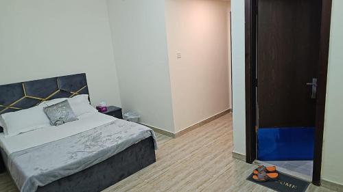 迪拜Luxury Rooms的一间卧室配有一张床,一扇门通往一个房间