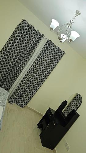 迪拜Luxury Rooms的客房享有带一张床和一双鞋的客房景致