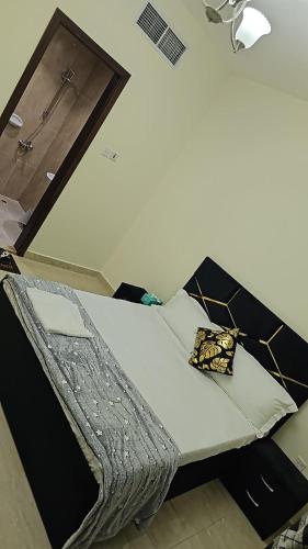 迪拜Luxury Rooms的白色床罩的房间里的一个床位
