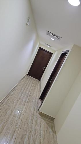 迪拜Luxury Rooms的天花板上有一扇门的空房间