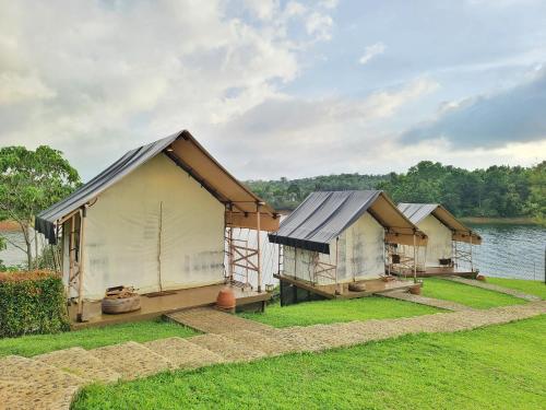 CavintiSofia's Lake Resort的湖边的一排小屋