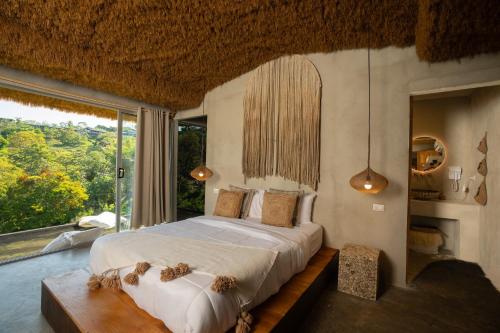曼努埃尔安东尼奥Casa Lamia的一间卧室设有一张床和一个大窗户