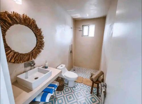 图卢姆Rosa Azul Tulum的一间带水槽、卫生间和镜子的浴室