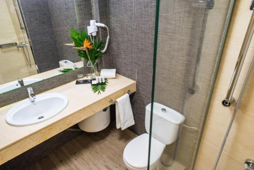 科拉雷侯Dunas Club - Hotel & Apartamentos的浴室配有卫生间、盥洗盆和淋浴。
