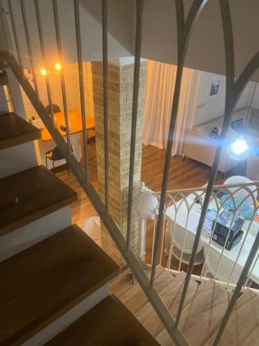 Gannot Hadarבית כפרי בנורדיה的享有带一张床和楼梯的房间的景色