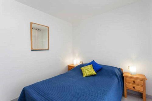 皮内达德马尔P2 TARAyPAUL 4 PAX PINEDA DE MAR的一间卧室配有蓝色的床和镜子
