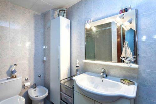 皮内达德马尔P2 TARAyPAUL 4 PAX PINEDA DE MAR的蓝色的浴室设有水槽和卫生间