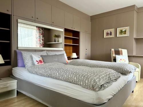 纳莱斯圣维吉尔霍夫公寓式酒店的一间卧室,卧室内配有一张大床