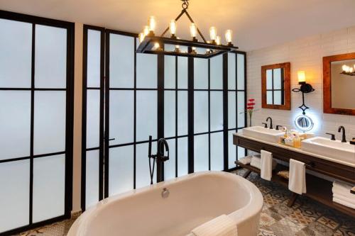 卡波圣卢卡斯2BD Hacienda Vista Suite Plunge Pool & Ocean View的带浴缸和大窗户的大浴室