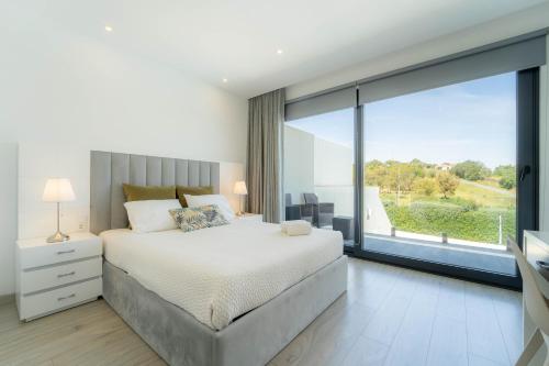 阿尔莫多瓦金塔太阳能波特拉旅馆的一间卧室设有一张床和一个大窗户