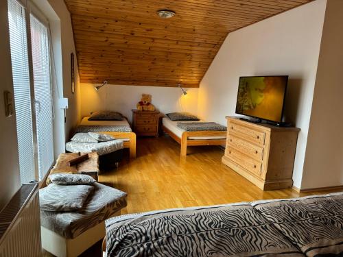 StašovDům Stašov的客房设有两张床和一台平面电视。