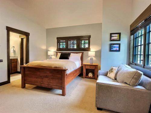 唐纳利Encore Cottage Tamarack Resort 2br Ski Inout的一间卧室配有一张床和一张沙发