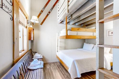 DoverThe Snowflake Sanctuary的一间卧室配有一张双层床和梯子
