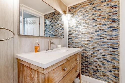 DoverThe Snowflake Sanctuary的一间带水槽和马赛克墙的浴室