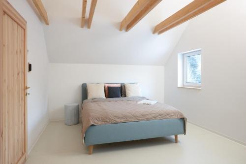 梅图耶河畔特普利采romantic cabin Methuya的一间白色客房内的床铺卧室