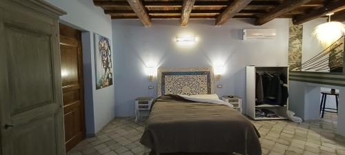 内皮Il Granaio Del Pavone的一间带一张床的卧室,位于带楼梯的房间