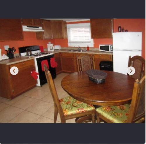 新奥尔良印度房子旅馆的厨房配有木桌和桌椅