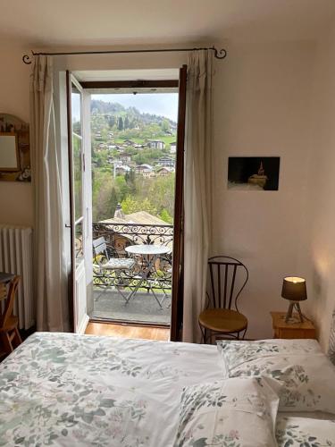 圣热尔韦莱班Chambre centre Saint-Gervais Mont-Blanc的一间卧室设有一张床,享有阳台的景色