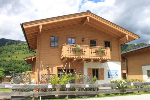 尼德恩西尔Alpen Chalets Zell am See的木屋 - 带阳台