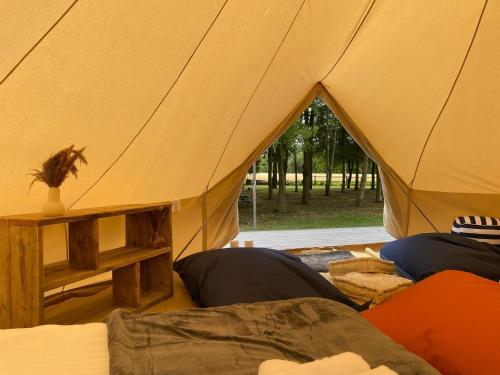 ToppesfieldWoodland Glamping Retreat的帐篷配有2张床和窗户
