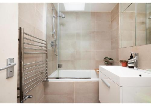 伦敦chic 3-BR home welll located in Islington的带浴缸、水槽和淋浴的浴室