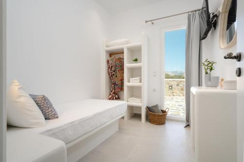 VívlosElaia Retreat Naxos的白色的客房设有床和窗户。