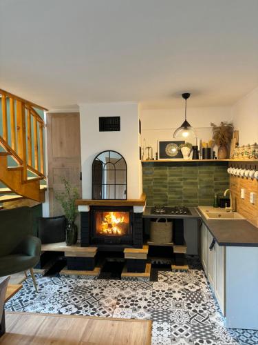 普拉伊德Emerald Chalet的一间带炉灶和壁炉的厨房