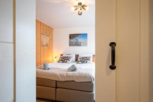 登堡Bed en Bike Strûnen op Texel的一间卧室设有一张床和天花板
