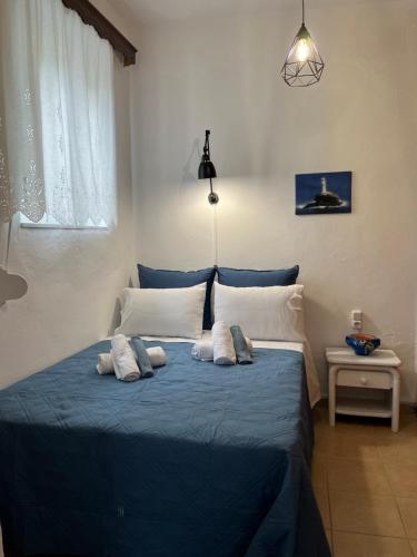 ApróvatonΤο αρχοντικό της Ιωάννας的一间卧室配有蓝色的床和两个枕头