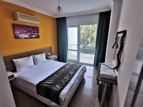 安塔利亚Maya Apart Antalya的酒店客房设有床和窗户。