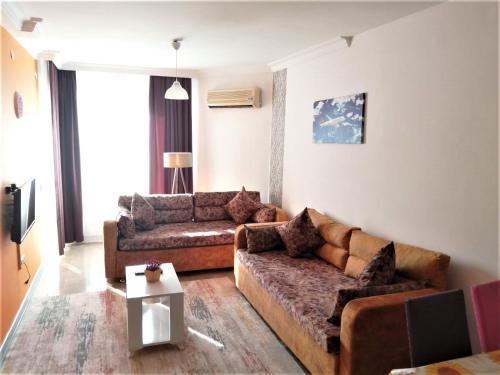 安塔利亚Maya Apart Antalya的客厅配有两张沙发和一张桌子